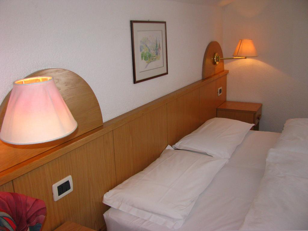 Hotel Nes Crepes Pozza di Fassa Room photo